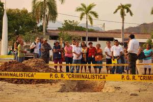 Familias de AFADEM observan excavaciones en Atoyac